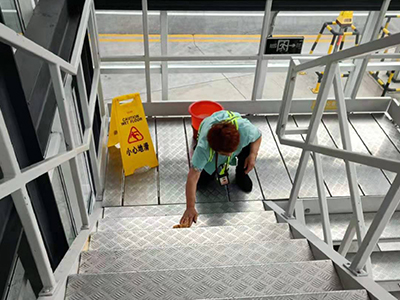 百特物业如何清洁梯间通道