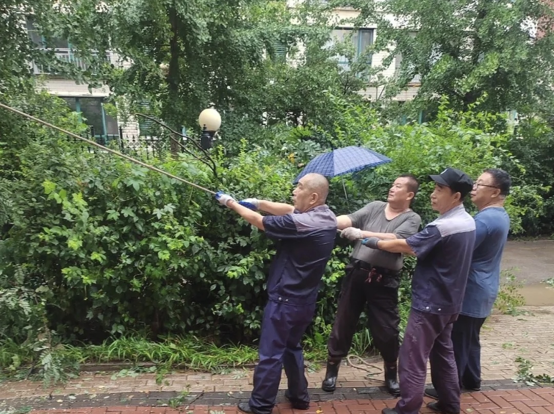 百特物业|筑牢安全防线，风雨中的物业人